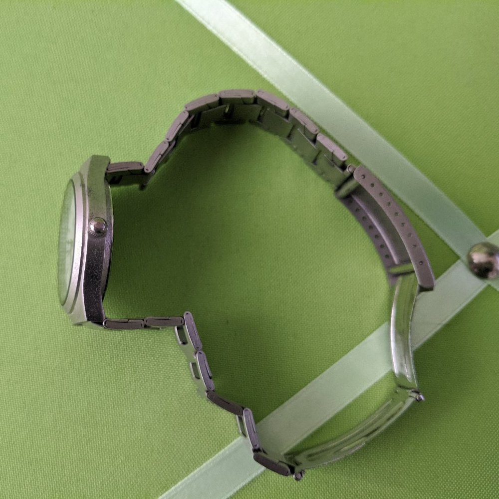 Loreo Quartz Lightweight Ultrathin Watch - Picture 4 of 5